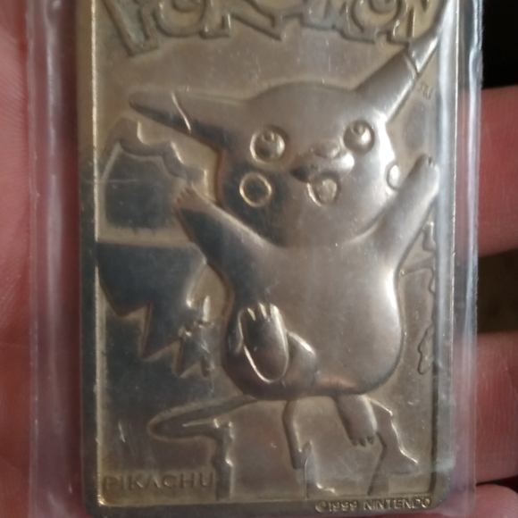 Pokemon Gold Pikachu Card 1999 - Picture 2 of 6